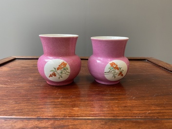 Paire de crachoirs en porcelaine de Chine famille rose, 'zhadou', marque de Hongxian, R&eacute;publique