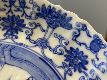 Drie Japanse blauw-witte 'Joosje te paard' borden in Chinese Kangxi-stijl, Edo, 18e eeuw