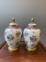 Paire de pots couverts en porcelaine de style famille rose aux montures en bronze dor&eacute;, Samson, Paris, 19&egrave;me