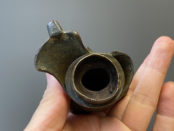Een paar Chinese bronzen wierookbranders in de vorm van jongens op kylins, Ming