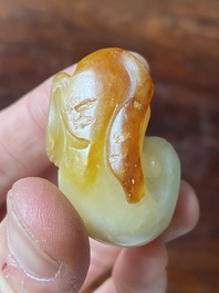 Trois sculptures d'animaux en jade blanc et c&eacute;ladon, Chine, Qing/R&eacute;publique