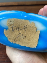 Een Chinese flacon met deksel in meerlagig blauw en wit Peking glas, 19e eeuw