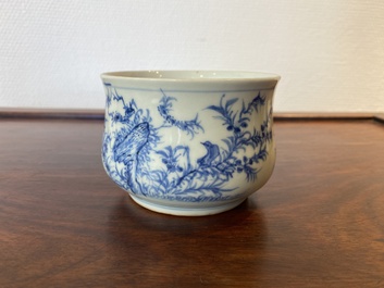 Een Chinese blauw-witte wierookbrander met vogels en bloesemtakken, 19e eeuw
