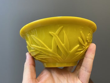 Paire de bols en verre jaune de P&eacute;kin &agrave; d&eacute;cor floral, Chine, 19/20&egrave;me