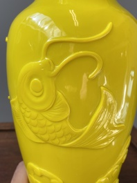 Een paar Chinese vazen met decor van vissen in geel Peking glas, Republiek