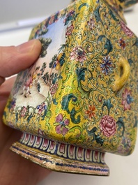 Vase &agrave; d&eacute;cor d'Europ&eacute;ens en &eacute;maux de Canton &agrave; fond jaune, Chine, marque et &eacute;poque de Qianlong