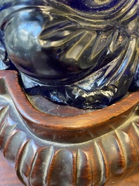 Bouddha rieur en verre bleu de P&eacute;kin assis sur un socle en bois, Chine, 19&egrave;me