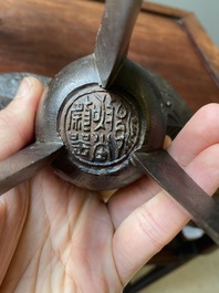 Twee Chinese bronzen rituele wijnbekers, 'jue', 18/19e eeuw