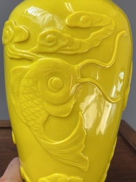 Een paar Chinese vazen met decor van vissen in geel Peking glas, Republiek