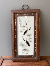 Een Chinese qianjiang cai plaquette met vissen, gesigneerd. Deng Bishan 鄧碧珊, gedateerd 1928