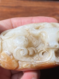 Een Chinese witte en roestkleurige jade hanger in de vorm van een buffel, 19e eeuw