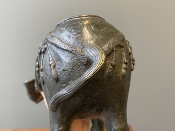 Paire de br&ucirc;le-parfums en forme d'&eacute;l&eacute;phant en bronze, Chine, Ming