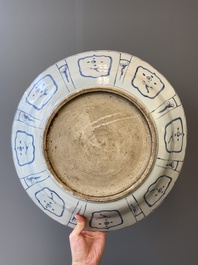 Important plat en porcelaine de Chine en bleu et blanc de type kraak, Wanli