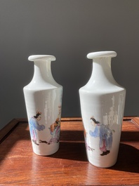 Paire de vases de forme rouleau en porcelaine de Chine famille rose, marque de Hongxian, R&eacute;publique