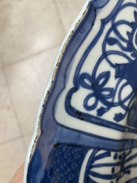 Important plat en porcelaine de Chine en bleu et blanc de type kraak, Wanli