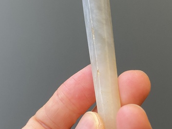 Une &eacute;pingle &agrave; cheveux en jade blanc et deux sceaux en jade, Chine, Qing