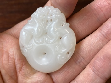 Pendentif figurant deux animaux mythiques en jade blanc sculpt&eacute;, Chine, Qing
