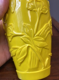 Een paar Chinese vazen met decor van vlinders en bloemen in geel Peking glas, Republiek