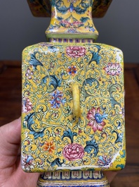 Vase &agrave; d&eacute;cor d'Europ&eacute;ens en &eacute;maux de Canton &agrave; fond jaune, Chine, marque et &eacute;poque de Qianlong