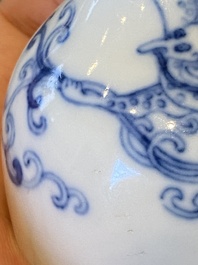 Vase de forme bouteille en porcelaine de Chine en bleu et blanc &agrave; d&eacute;cor d'un dragon, marque de Yongzheng, probablement R&eacute;publique