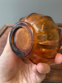 Rare vase de forme bouteille en verre de P&eacute;kin de couleur ambre translucide, Chine, marque et &eacute;poque de Qianlong
