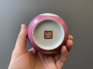 Paire de crachoirs en porcelaine de Chine famille rose, 'zhadou', marque de Hongxian, R&eacute;publique