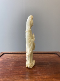 Een Chinese celadon jade sculptuur van Guanyin, Qing
