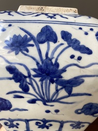 Vase en porcelaine de Chine en bleu et blanc &agrave; d&eacute;cor d'un &eacute;tang &agrave; lotus, marque et probablement &eacute;poque de Jiajing