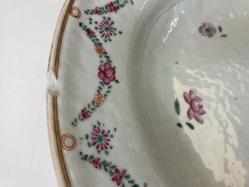 Terrine couverte sur son support en porcelaine de Chine famille rose, Qianlong