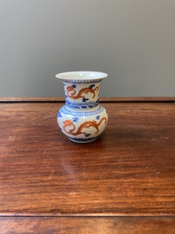 Een Chinese blauw-witte en ijzerrode wijnkom en warmer met draken tussen de wolken, Daoguang merk en periode