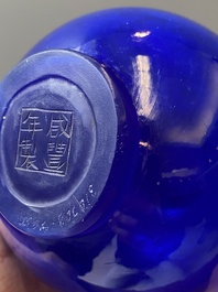 Een Chinese flesvormige vaas in translucent blauw glas, Xianfeng merk en periode