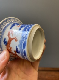 Een Chinese blauw-witte en ijzerrode wijnkom en warmer met draken tussen de wolken, Daoguang merk en periode
