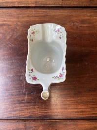 Een Chinese famille rose kan met decor van tabaksbladeren, Qianlong