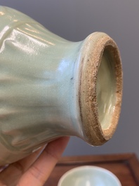 Een Chinese Longquan celadon vaas en een lotusvormige kom, Yuan of later