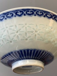 Een Chinese blauw-witte kom met rijstkorrel decor, Qianlong merk en periode