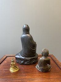Drie Chinese bronzen sculpturen van Boeddha en Guanyin, Ming en later
