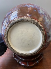 Vase de forme bouteille en porcelaine de Chine &agrave; &eacute;mail flamb&eacute;, 19&egrave;me