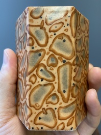Paire de porte-pinceaux en porcelaine de Chine imitant poudingue, marque de Qianlong, 19&egrave;me