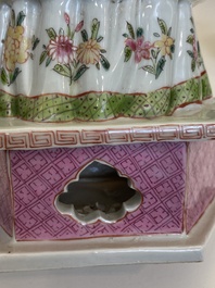 Een grote Chinese famille rose figuur met beweegbaar hoofd, 19/20e eeuw