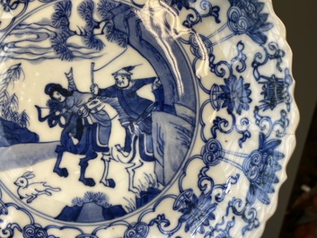 Drie Japanse blauw-witte 'Joosje te paard' borden in Chinese Kangxi-stijl, Edo, 18e eeuw
