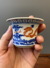 Een Chinese blauw-witte en ijzerrode wijnkom en warmer met draken tussen de wolken, Daoguang merk en periode