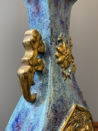 Paire de vases en porcelaine de Chine &agrave; &eacute;mail flamb&eacute; aux medaillons aux dragons dor&eacute;s, marque de Qianlong, 19&egrave;me