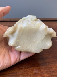 Een Chinese celadon jade sculptuur van Guanyin, Qing