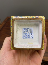 Vase &agrave; d&eacute;cor d'Europ&eacute;ens en &eacute;maux de Canton &agrave; fond jaune, Chine, marque et &eacute;poque de Qianlong