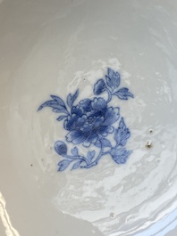 Bol en porcelaine de Chine en bleu et blanc &agrave; d&eacute;cor floral, Qianlong/Jiaqing
