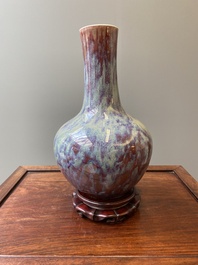 Vase de forme bouteille en porcelaine de Chine &agrave; &eacute;mail flamb&eacute;, 19&egrave;me