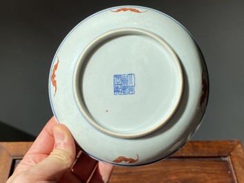 Paire de coupes en porcelaine de Chine famille verte &agrave; d&eacute;cor de dragons et de ph&eacute;nix, marque et &eacute;poque de Jiaqing