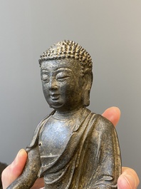 Drie Chinese bronzen sculpturen van Boeddha en Guanyin, Ming en later