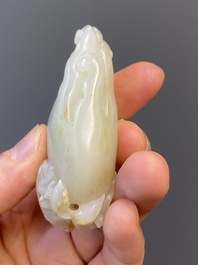 Vier Chinese snijwerken in witte en celadon jade, Qing/Republiek