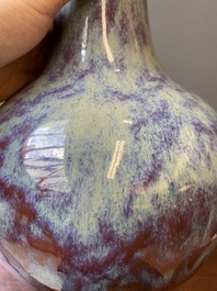 Vase de forme bouteille en porcelaine de Chine &agrave; &eacute;mail flamb&eacute;, 19&egrave;me